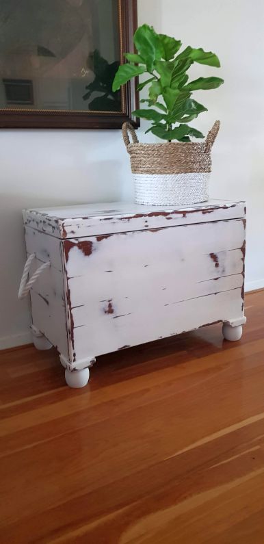 Teak kist refreshed with chalk paint