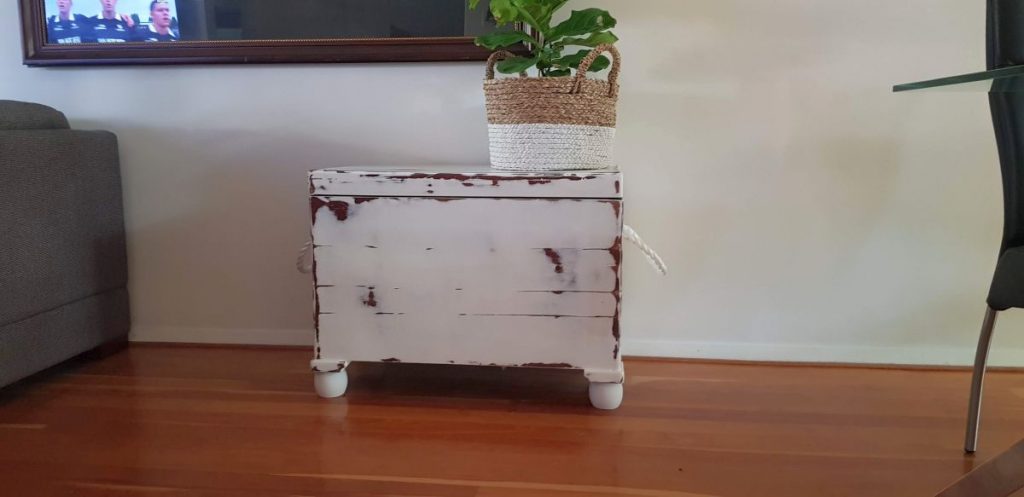 Teak kist refreshed with chalk paint