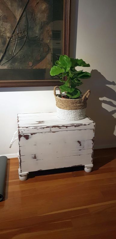 Teak kist refreshed with chalk paint