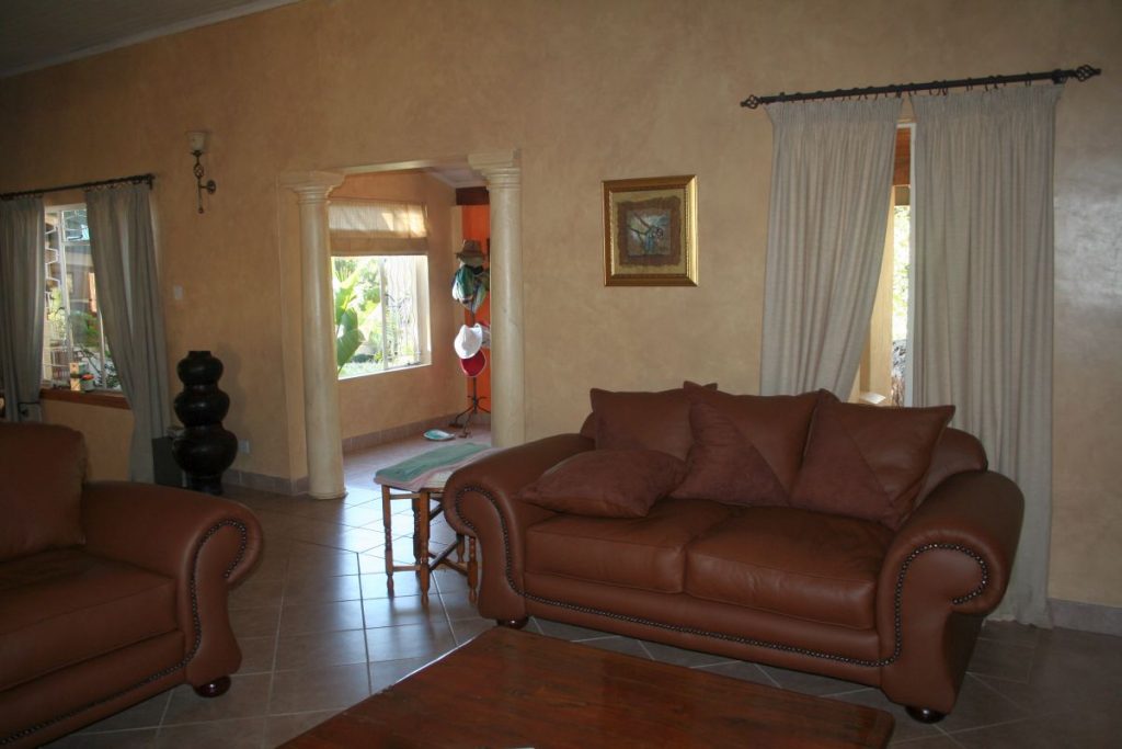 Main lounge & entrance